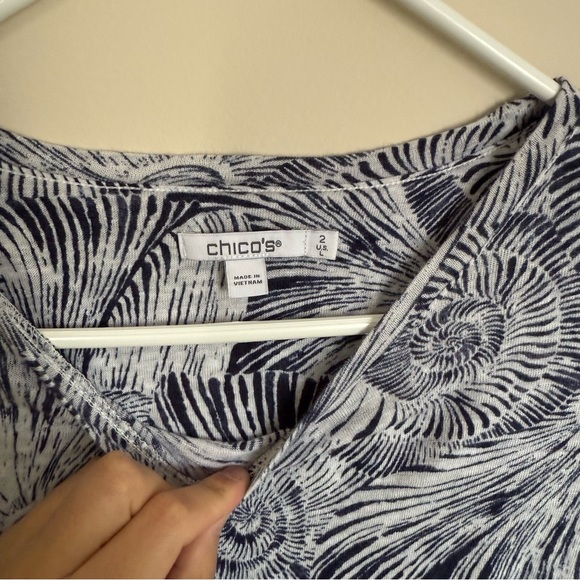 Chico’s Navy Blue Shell Print Women’s Sz 2 (Large) Short Sleeve Top Frayed Hems - Picture 3 of 6